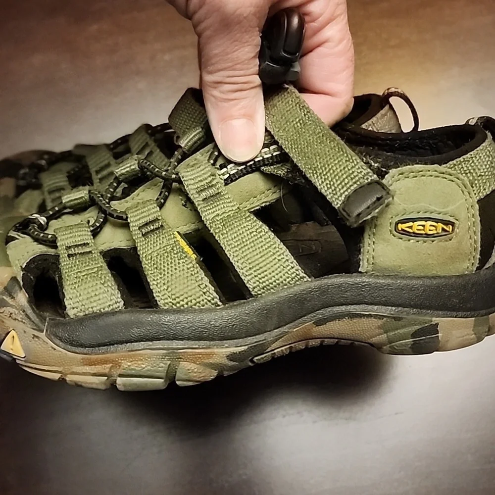 Keen Camo Sandals Big Kids sz 1